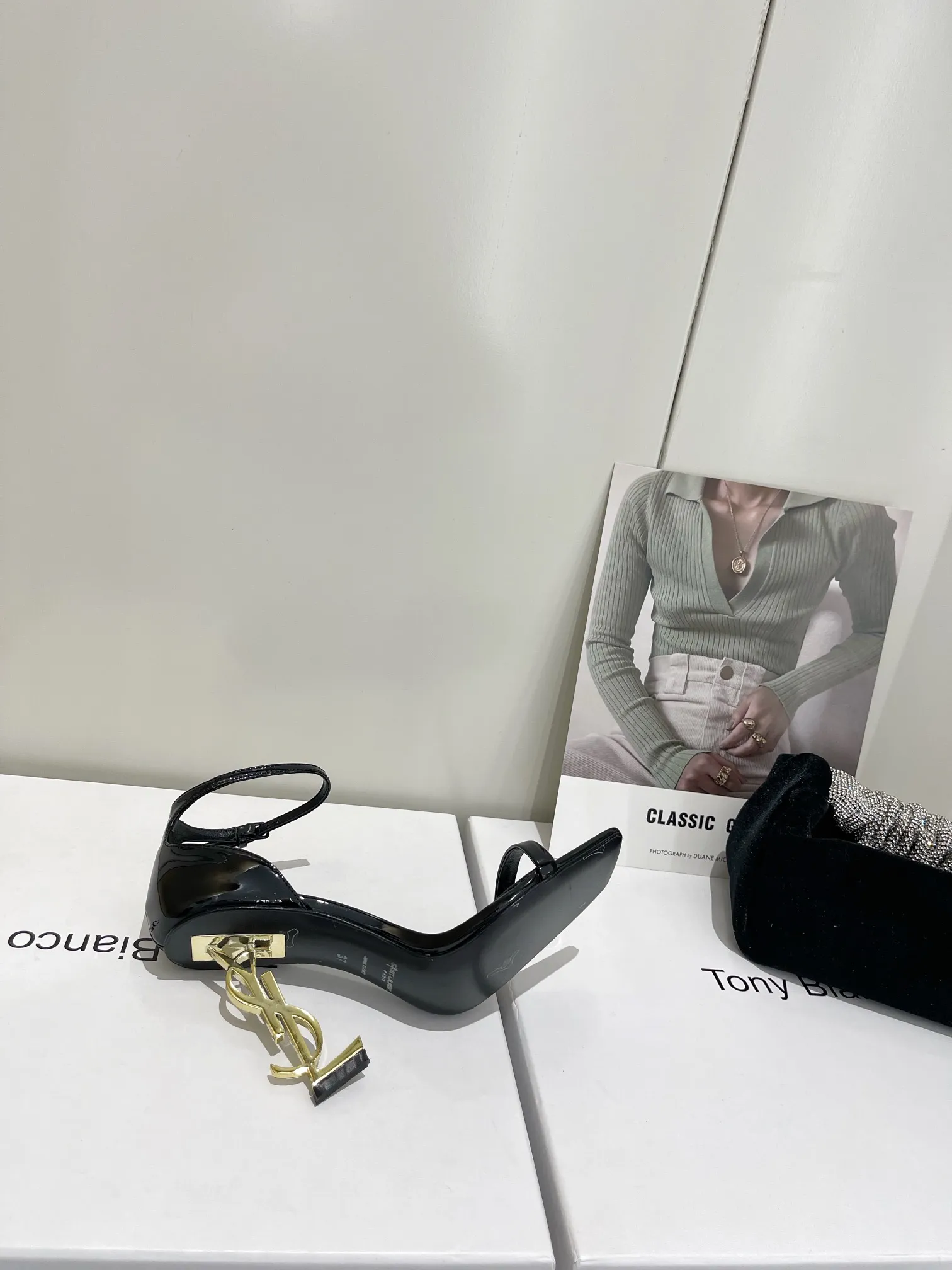 👟👟Ex-factory price 520👟👟 "SAINT LAUREN*" "𝗦𝗔𝗜𝗡𝗧 𝗟𝗔𝗨𝗥𝗘𝗡*" 💥ysl Saint Laurent classic high-heeled shoes Only YSL understands women’s hearts best🧡Doesn’t accept refutation🙅‍♂️Super invincible feminine artifact👠A must-have for women😊 (✅Full-body customization, in-house molded toe hardware, perfect consistency)⚠️Compare the differences between pictures and products on the market😋 Upper: Customized imported cotton silk weaving/Imported calf patent leather Lining: Imported🐑sheep leather Sole: Imported genuine leather outsole Thickness: 9cm Color: black paint with gold, black leather with black Size: 35-39 (full set of packaging)